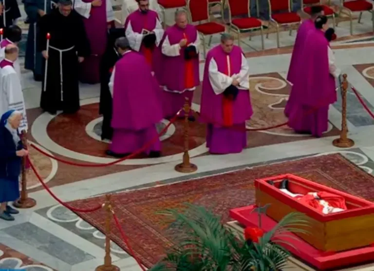 Monja rompe protocolo en funeral del papa Francisco