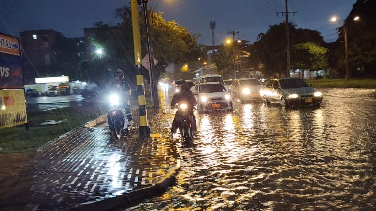 Lluvias en Cali causan inundaciones y caída de árboles