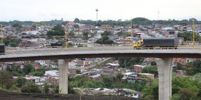 Puente helicoidal de Calarcá con señalización vial deficiente, zona de alta siniestralidad