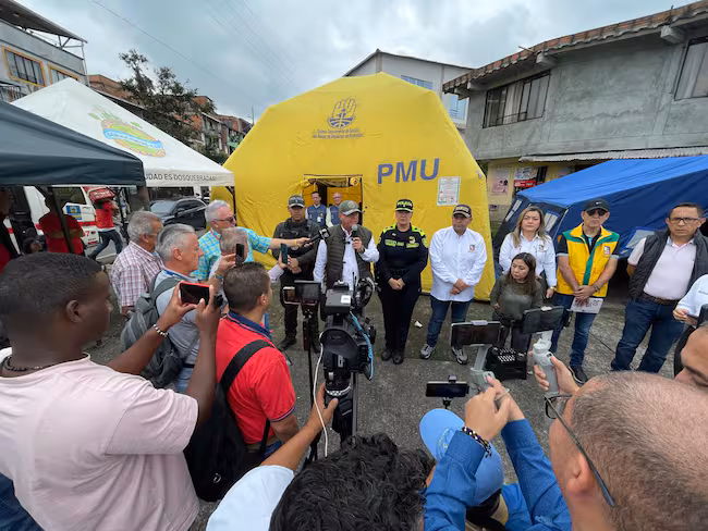 Operativo policial en barrios de la Comuna 9 durante intervención por desplazamientos urbanos