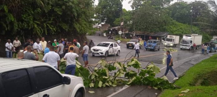 Comunidades levantan bloqueo en la vía a Buenaventura tras protesta por indemnización ambiental