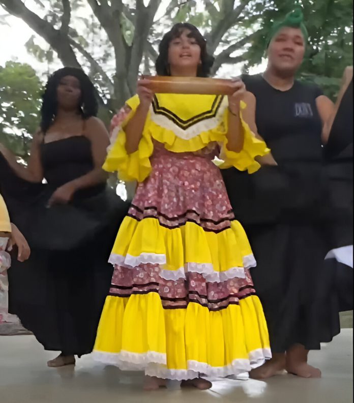 Presentación cultural de artistas afrocolombianos durante la Semana Afro 2025 en el foro Hourikamba de Cartago.