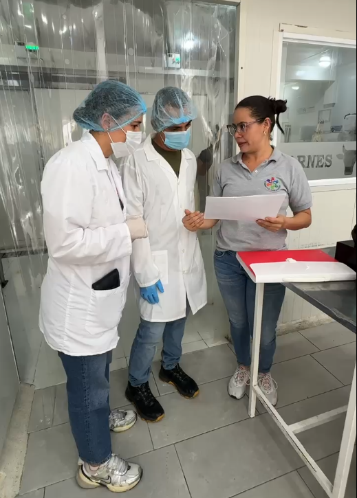 Funcionaria de salud entrega resolución de autorización sanitaria a expendio cárnico certificado.
