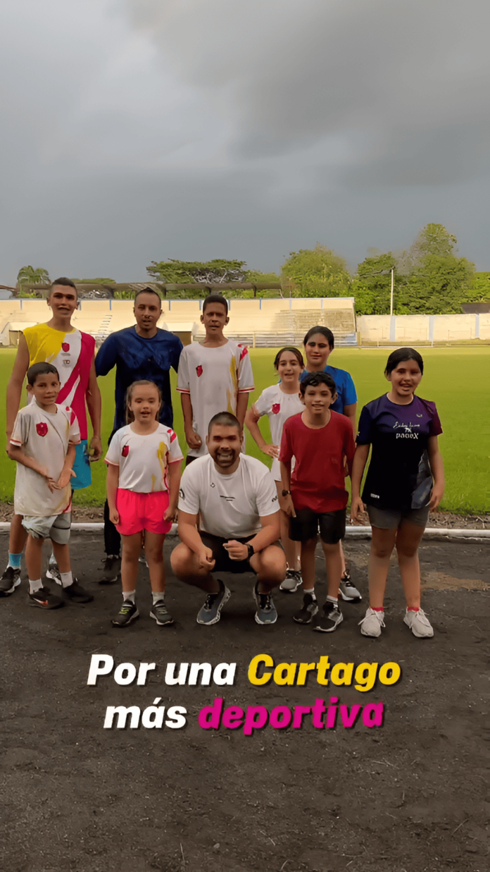 Personas disfrutando la ciclovía del sol en Cartago con actividades deportivas al aire libre.