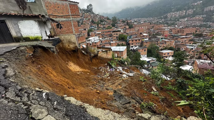 Zona afectada por deslizamiento en la Comuna 8 durante la madrugada en Medellín
