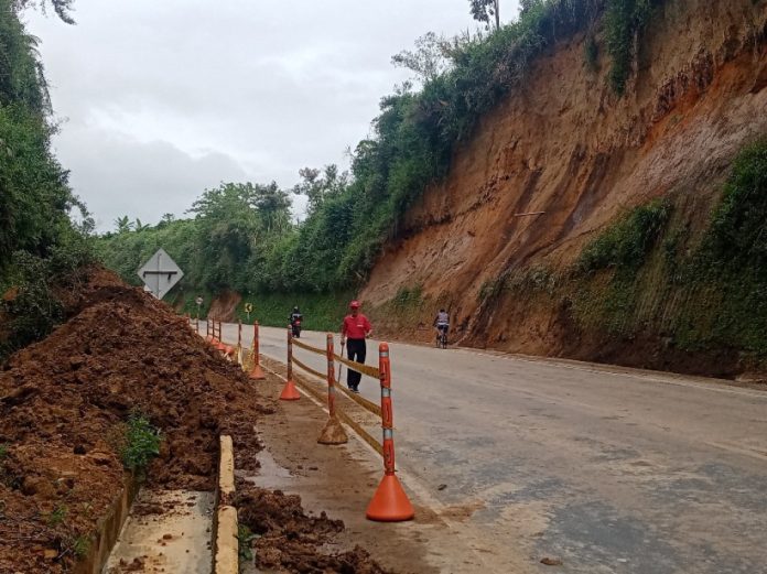 Deslizamiento de tierra en la vía Manizales - Pereira con personal supervisando la zona afectada.