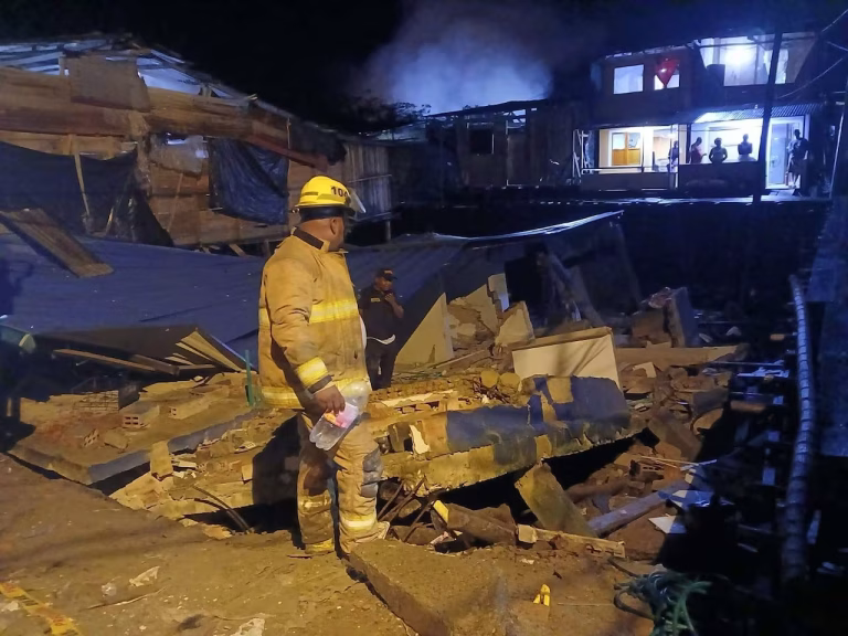 Niña muere tras colapso de vivienda