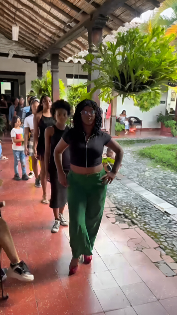 Modelos afrocolombianos desfilando en la Pasarela Afro Incluyente en Cartago