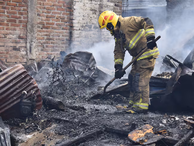 Incendio en Puerto Caldas deja viviendas destruidas y familias damnificadas