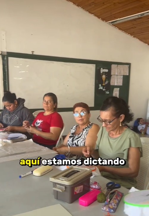 Personas participan en talleres de bordado gratis en Cartago