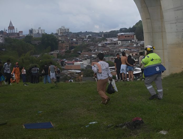 Personas alrededor del lugar del accidente en el puente helicoidal tras la tragedia y presunto saqueo.