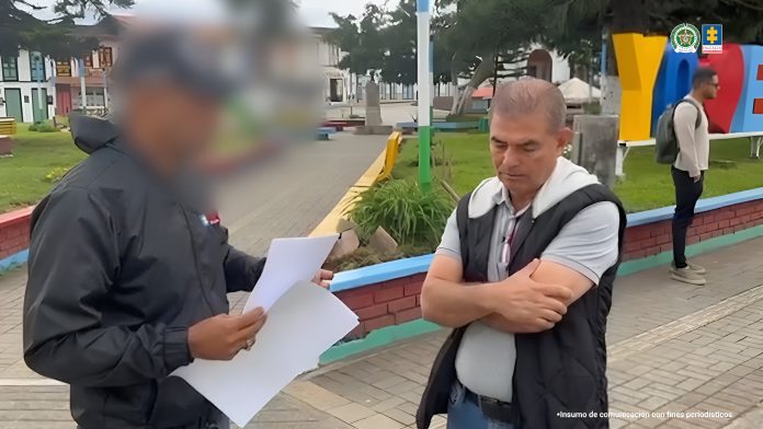 Alcalde de El Cairo esposado y escoltado por agentes del CTI tras ser judicializado por presunto desvío de recursos públicos.