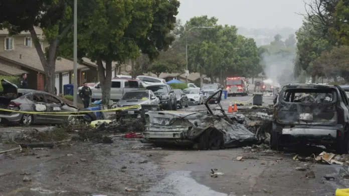 Imagen del accidente donde una avioneta se estrelló en un barrio de San Diego, California, dejando varias víctimas mortales y graves daños materiales.