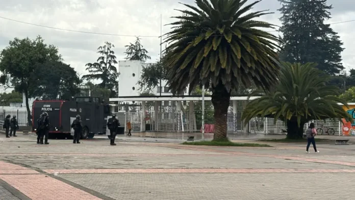 Encapuchados en el techo de la Universidad Nacional durante disturbios en Bogotá