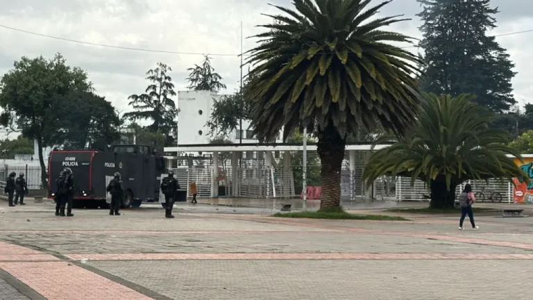 Encapuchados en techo desatan terror durante protesta