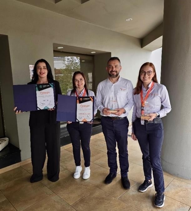 Equipo de Energía de Pereira recibiendo premios Camacol por programas sociales y ambientales