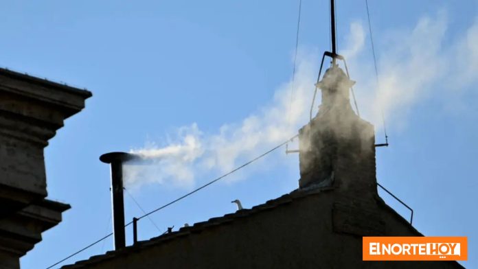 Fumata blanca sale de la Capilla Sixtina, anunciando la elección del nuevo Papa 2025.