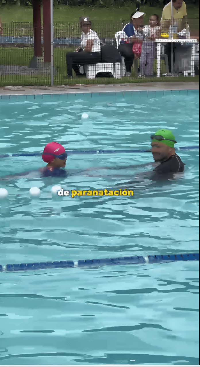Niños y jóvenes con discapacidad participan en para natación en Cartago.