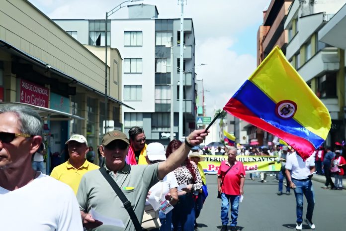 Manifestantes recorren las calles de Armenia durante el paro nacional del 28 de mayo