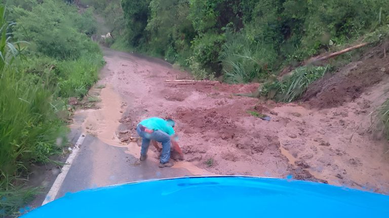 Deslizamientos en municipio de Risaralda colapsan vía