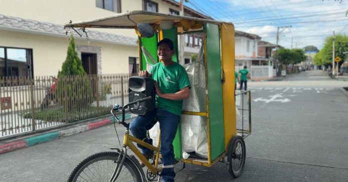 Reciclaje comunitario en La Paila con triciclo y bafle como herramientas para reducir la contaminación y educar a la comunidad.