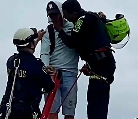 Bomberos y Policía realizan heroico rescate en el Viaducto César Gaviria de Pereira