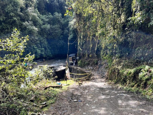 Paso peatonal improvisado en zona rural tras colapso vial