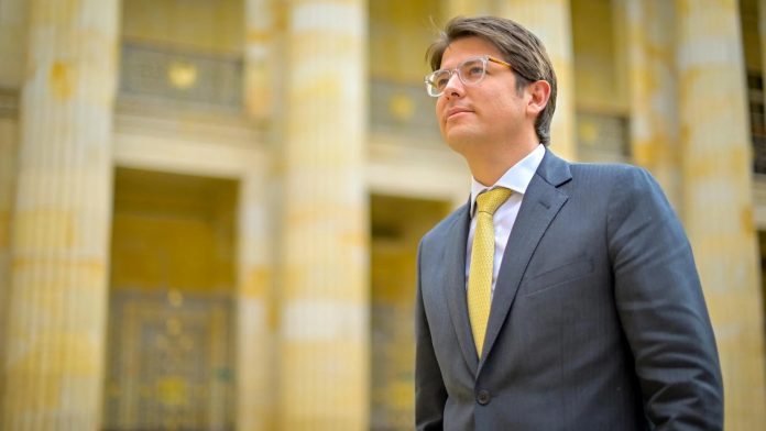 Retrato del senador Miguel Uribe antes del atentado