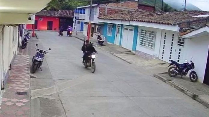 Hombres armados captados en video recorriendo calles