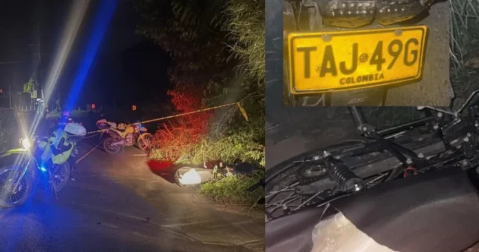 Motocicletas accidentadas en carretera del Quindío durante la noche