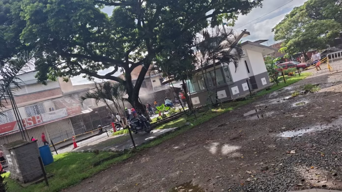 Escalada terrorista afecta el suroccidente de Colombia: efectivos de seguridad inspeccionan zonas impactadas tras los ataques del 10 de junio de 2025.