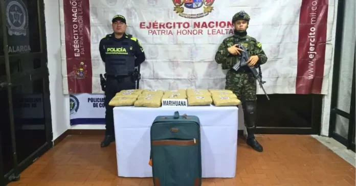 Soldados inspeccionan un bus interdepartamental en La Línea