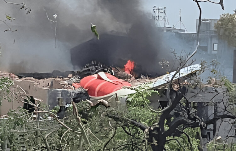 Avión cae en India y deja cientos de muertos