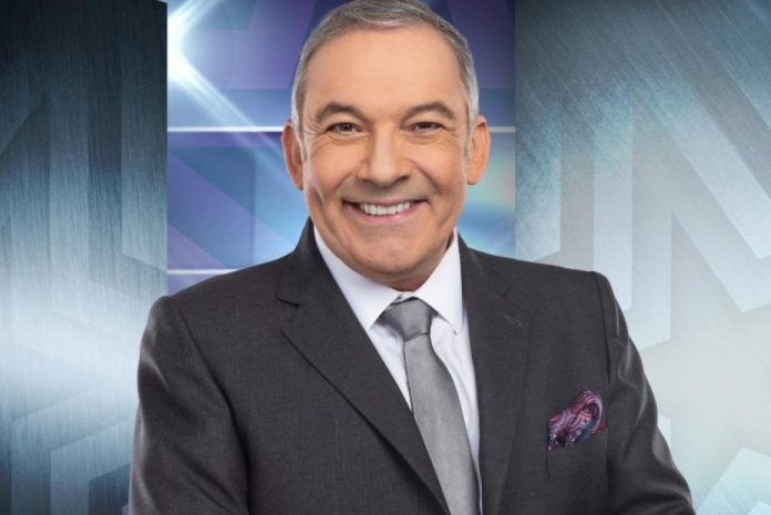 Primer plano de César Escola, jurado de ‘Yo me llamo’, sonriendo en televisión.