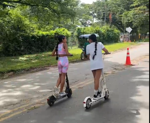Niños y adultos disfrutando la Ciclovía del Sol en Cartago en patines y bicicleta.