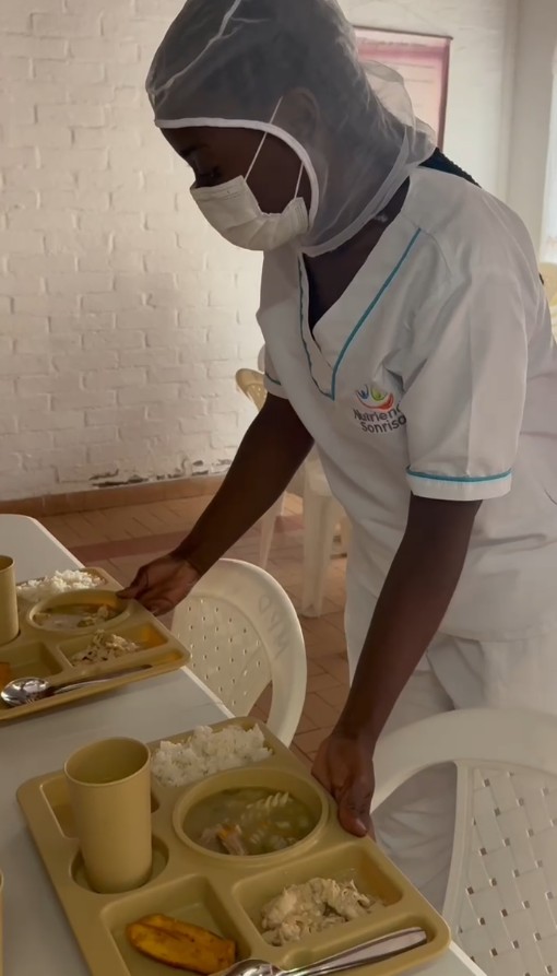 Personas recibiendo alimentos en comedores comunitarios del barrio San José