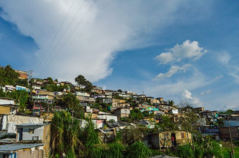 Cadáver hallado bajo colchón en Pereira causa alarma