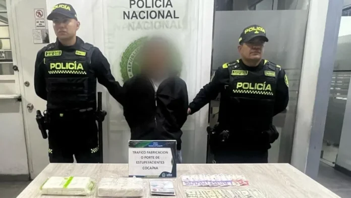 Hombre detenido poco después de aterrizar en Colombia