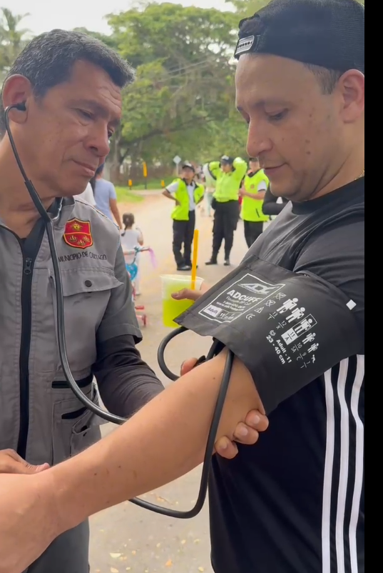 Personas participando en la CICLOVÍA EN CARTAGO en un ambiente familiar.