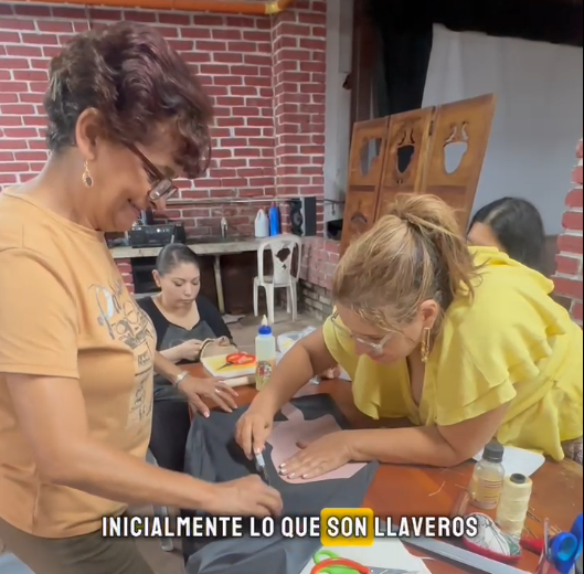Personas participando en un taller de marroquinería en Cartago