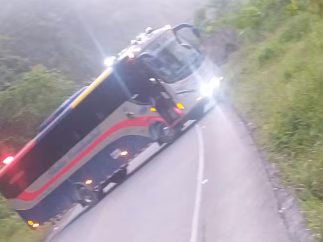 El bus detenido en vía entre Risaralda y Chocó
