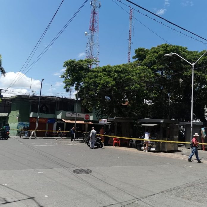 Paquete sospechoso cerca de estación de Policía genera alerta.