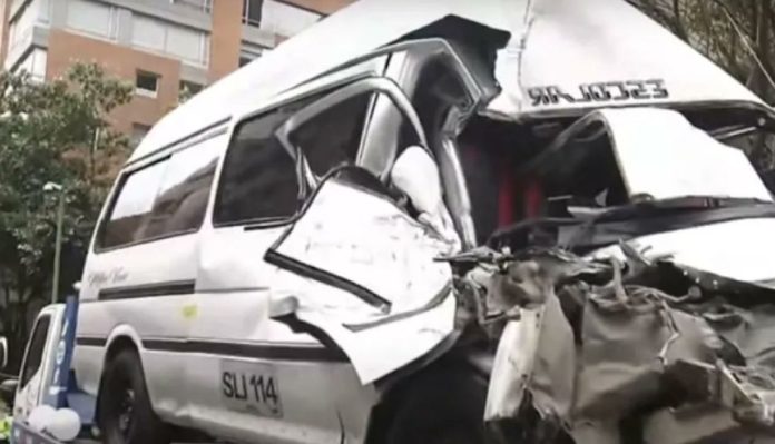 Bus escolar sin frenos causa accidente múltiple en Bogotá