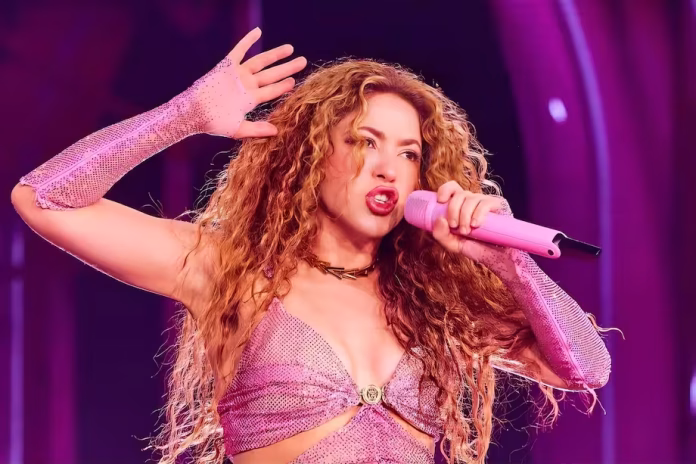 Shakira en concierto durante su gira Las Mujeres Ya No Lloran en Colombia