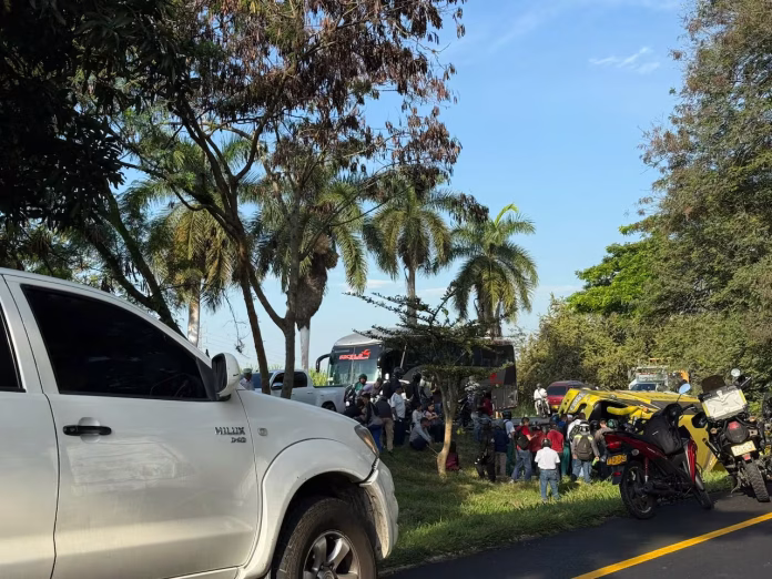 Grave accidente deja bus volcado en vía Cali-Palmira
