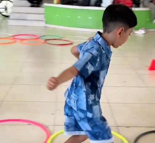 Niños disfrutan de las vacaciones con actividades recreativas en el Club del Río