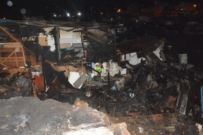 El fuego consumió viviendas en Villasantana durante la madrugada