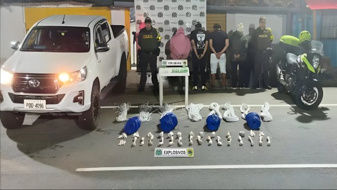 Camioneta interceptada en vía del Valle durante operativo policial