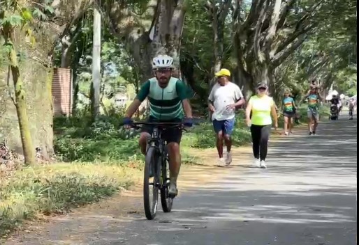 Personas disfrutan la Ciclovía del Sol en Cartago con actividades físicas y recreativas.