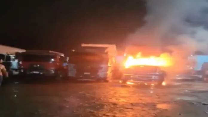 Grave ataque deja camiones incinerados en carretera nacional